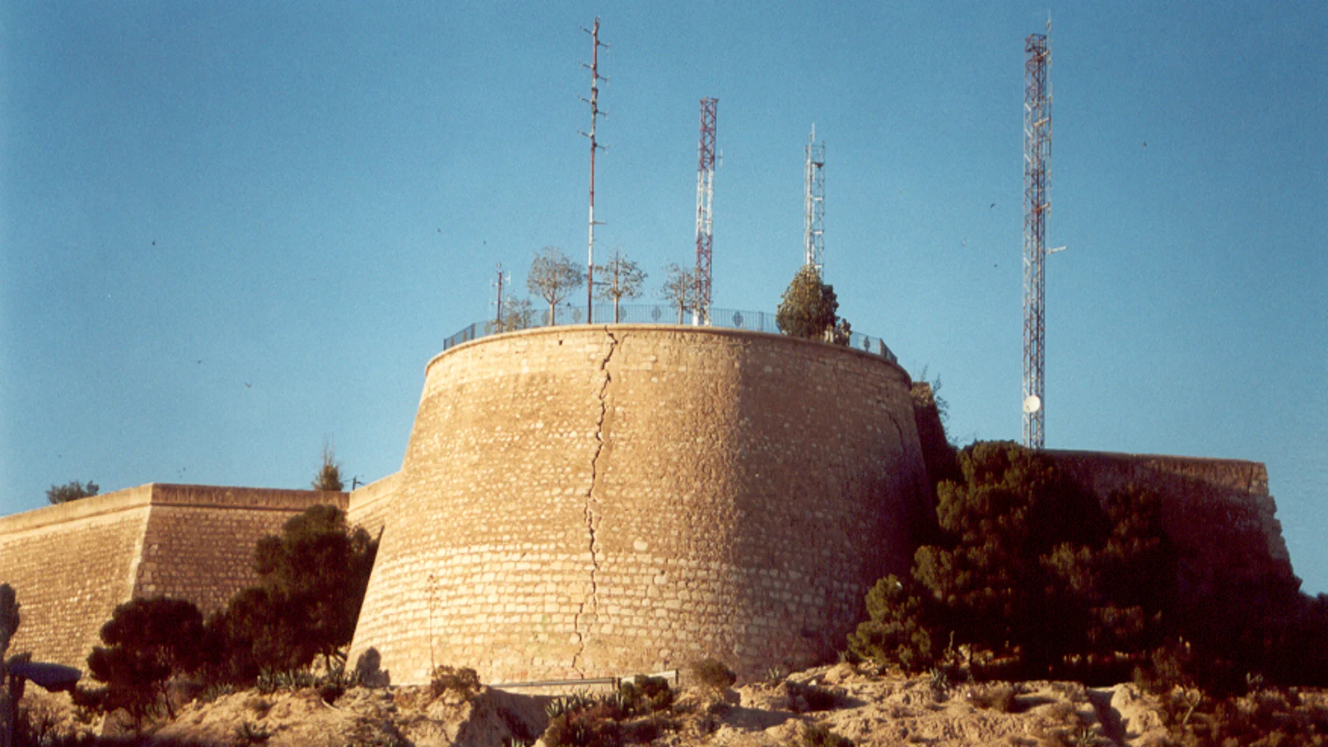 El Castillo de San Fernando de Alicante está ubicado en una de las laderas del Monte Tossal.