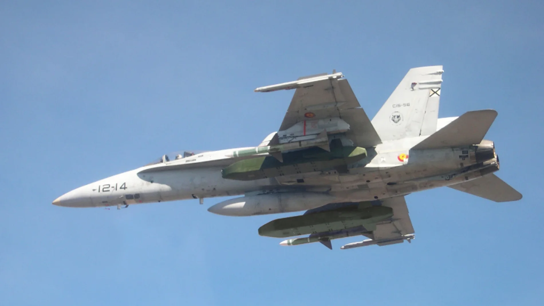Un F-18 del Ejército español armado con misiles Taurus