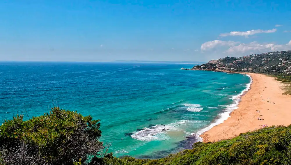 Los casi 1.500 metros de playa en la pedanía de Zahara de los Atunes enamora a sus visitantes
