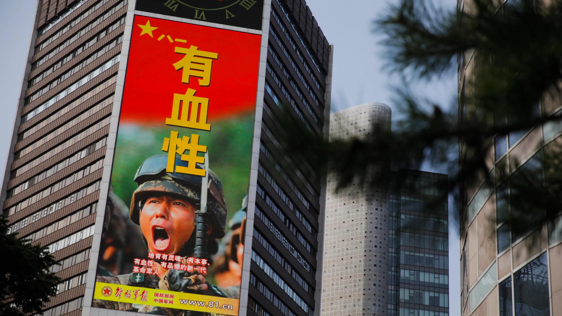 Beijing (China), 19/08/2023.- A military advertisement marking the 95th founding anniversary of the People's Liberation Army (PLA) is displayed at an office building in Beijing, China, 19 August 2023. China is launching military drills around Taiwan on 19 August, in response to the Taiwan'Äôs Vice President William Lai's visit in the United States. (Estados Unidos) EFE/EPA/WU HAO 