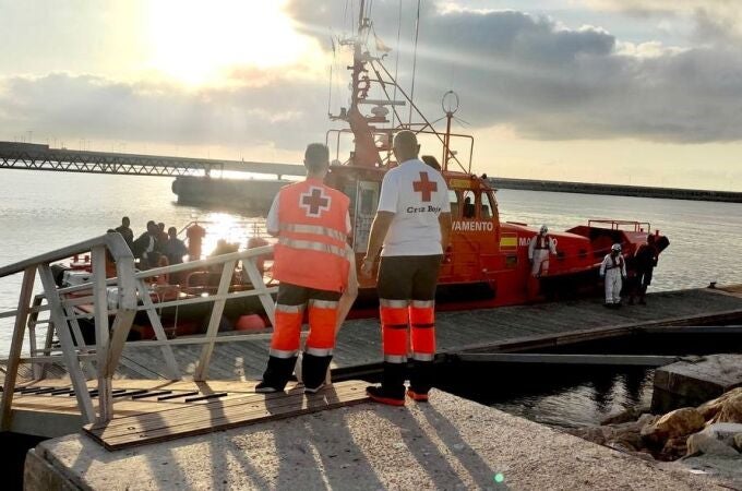 Alicante.- Llegan otras dos pateras con 14 y 16 personas a bordo a las costas de Santa Pola y Xàbia