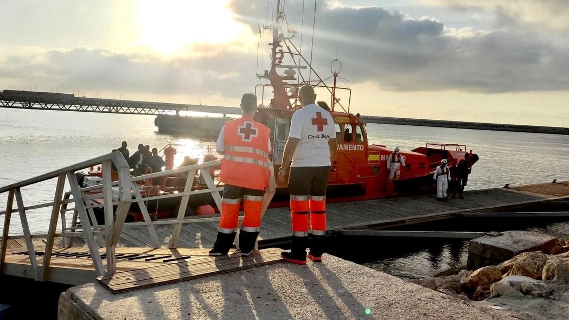 Llegan otras dos nuevas pateras con 14 y 16 personas a bordo a las costas de Santa Pola y Xàbia CRUZ ROJA 19/08/2023