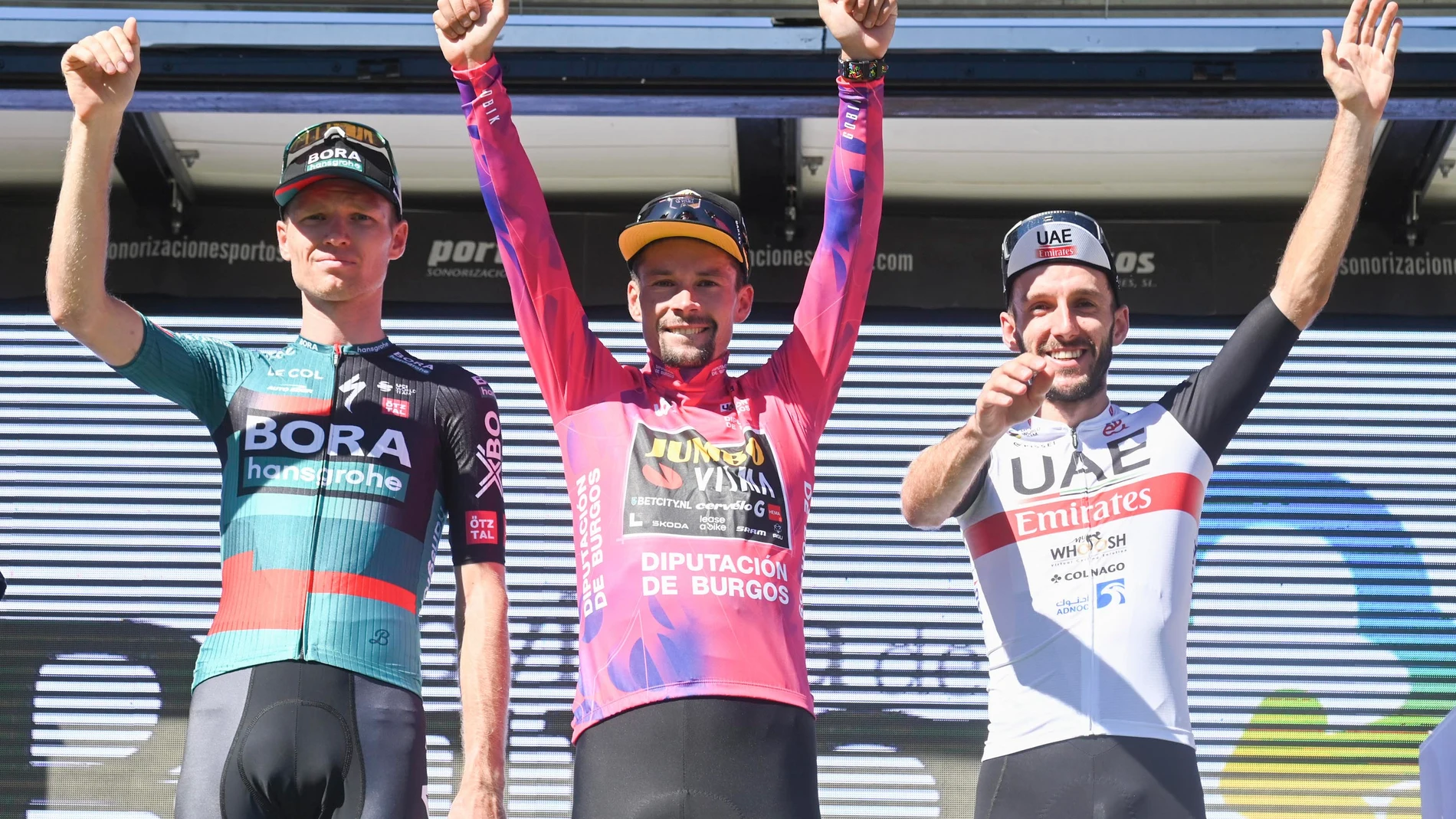 BURGOS, 19/08/2023.- El ciclista esloveno del equipo Jumbo-Visma, Primoz Roglic (c), celebra en el podio la victoria en la Vuelta a Burgos, en la que ha finalizado segundo el ruso del Bora Aleksandr Vlasov (i) y tercero el británico del UAE Emirates Adam Yates. EFE/Santi Otero