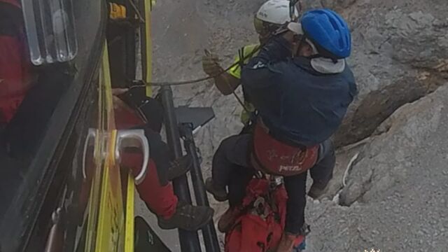 Momento del rescate de la montañera de 57 años en Picos de Europa