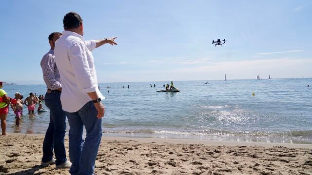 Sanz visita en Fuengirola el servicio de aerovigilancia en playas de Málaga
