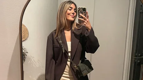 Anna Padilla lleva con una blazer el vestido de punto más bonito de H&M