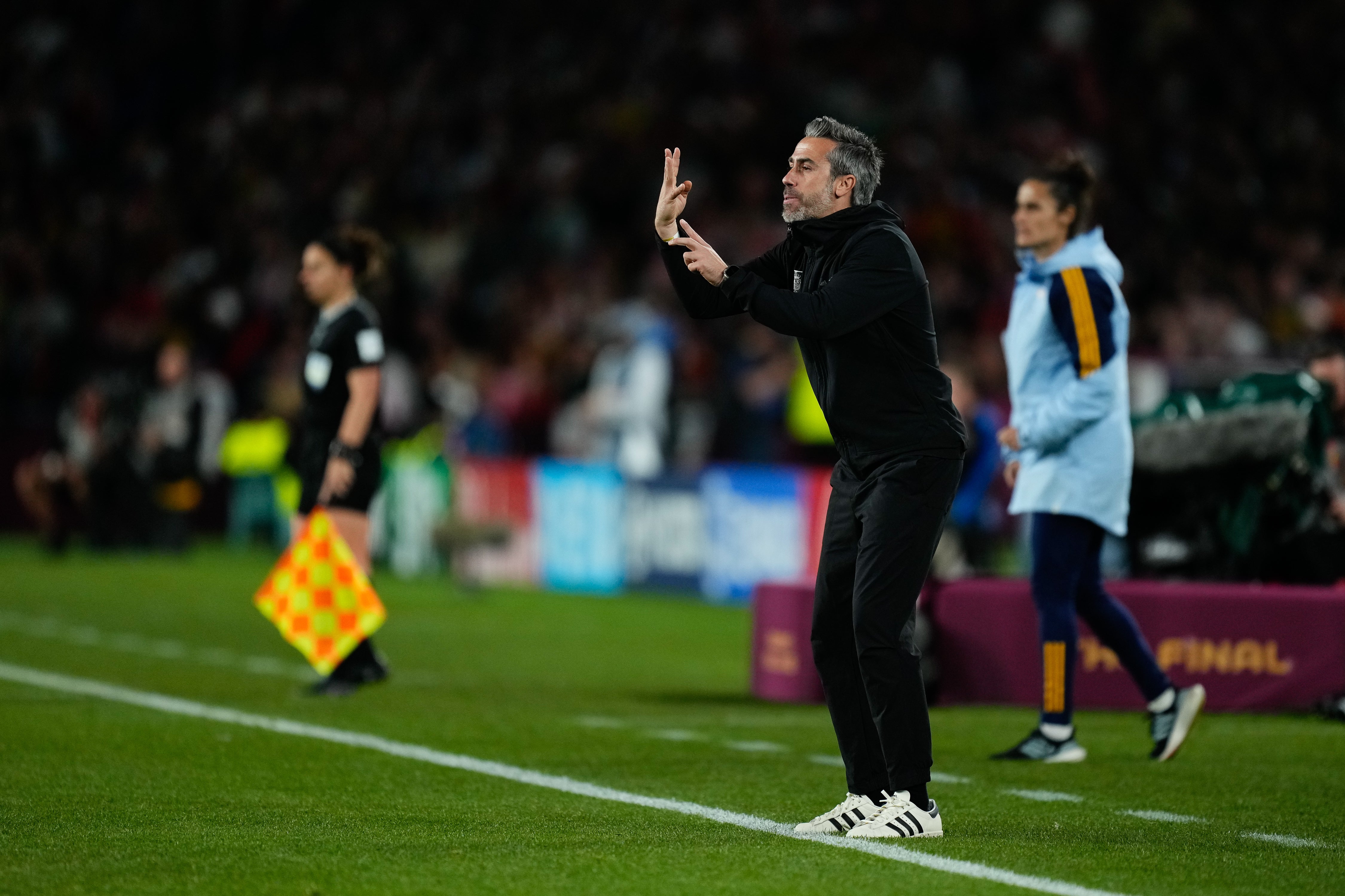 Jorge Vilda da instrucciones desde la banda durante la final