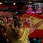 Seguidores de la selección femenina de fútbol celebran la final en Valencia