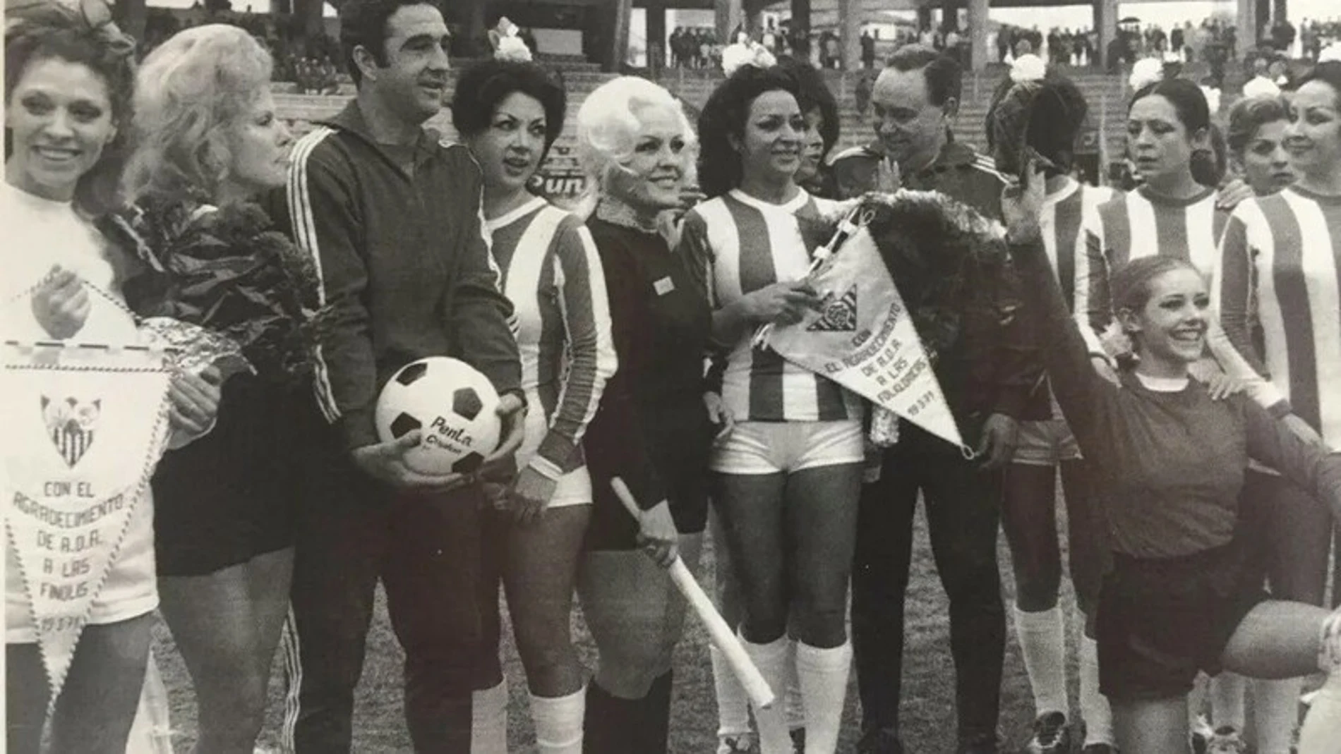 Lola Flores en uno de los primeros partidos de fútbol femenino disputado en España