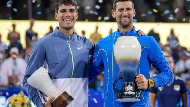 Alcaraz y Djokovic, sonrientes en la ceremonia de entrega de trofeos en Cincinnati