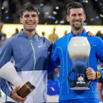 Alcaraz y Djokovic, sonrientes en la ceremonia de entrega de trofeos en Cincinnati