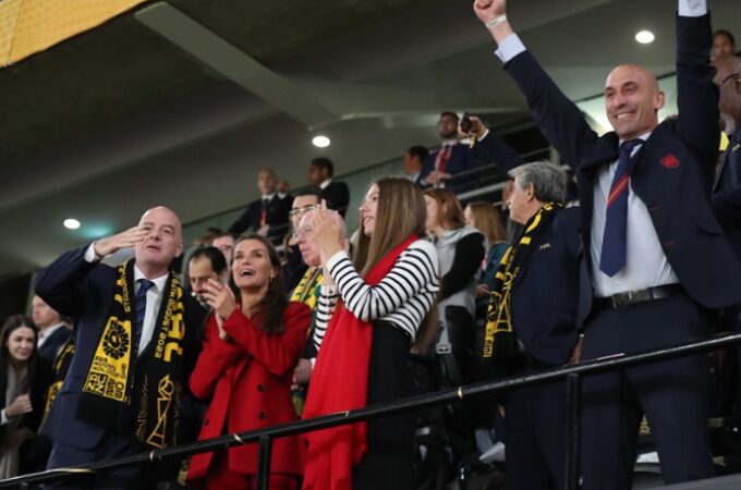 Luis Rubiales en el palco, junto a la Reina, la Infanta Sofía y el presidente de la FIFA, Gianni Infantino