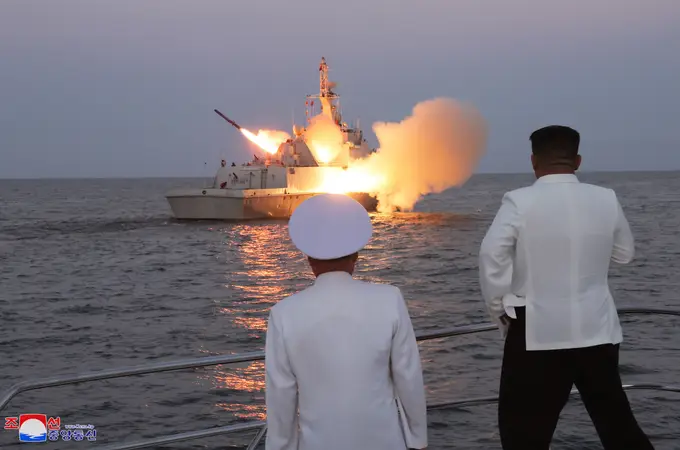 Kim Jong Un presencia un espectacular simulacro de lanzamiento de un 