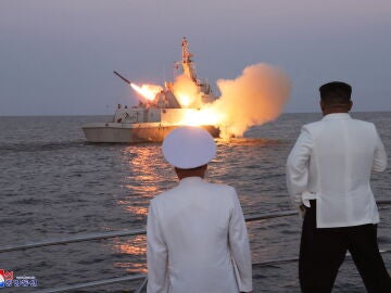 Kim Jong Un presencia un espectacular simulacro de lanzamiento de un 