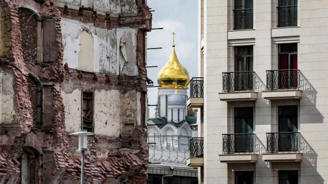 Una iglesis ortdodoxa rusa en Moscú entre un edificio destruido y otro de nueva contrucción