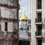 Una iglesis ortdodoxa rusa en Moscú entre un edificio destruido y otro de nueva contrucción