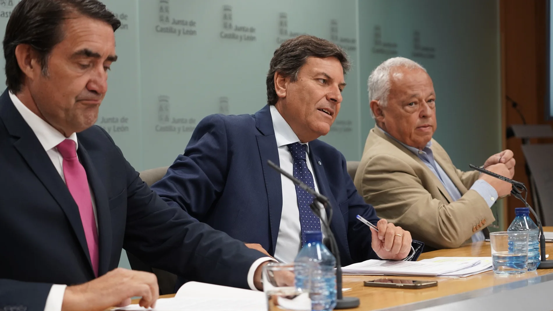 Los consejeros Fernández Carriedo, Suárez-Quiñones y Santonja atienden a la prensa tras el Consejo de Gobierno