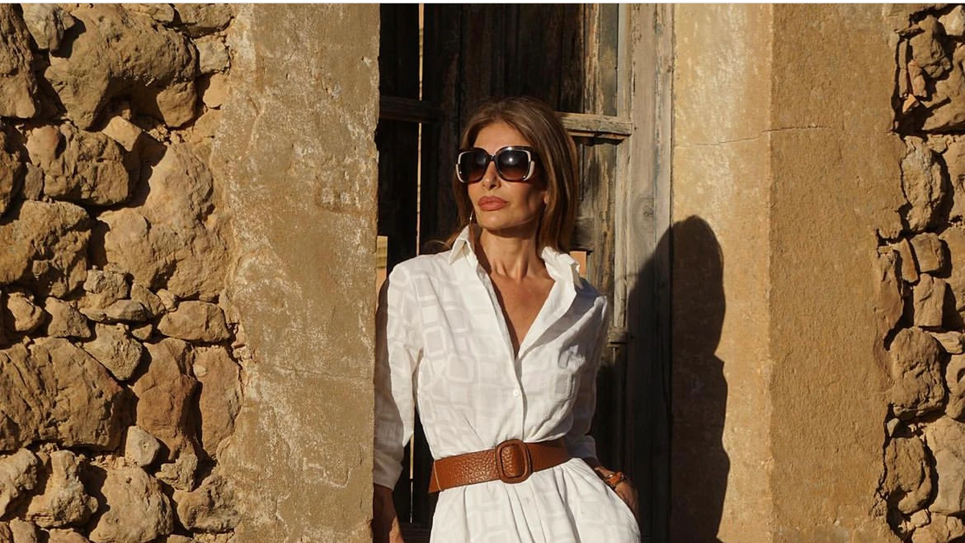 Pilar de Arce arriesga y gana con el vestido blanco midi definitivo 'made in Spain' que querrás usar para todo tipo de ocasiones