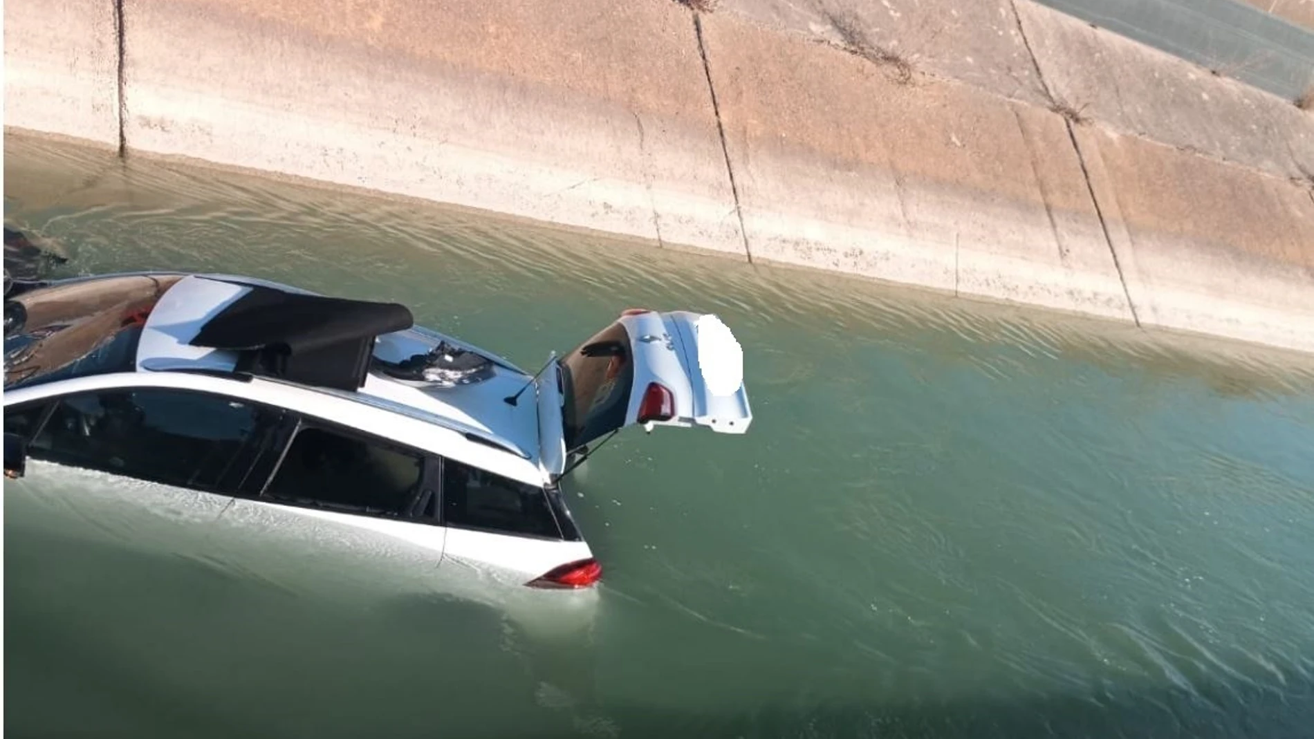 Un coche con cinco ocupantes cae al canal del trasvase Tajo-Segura