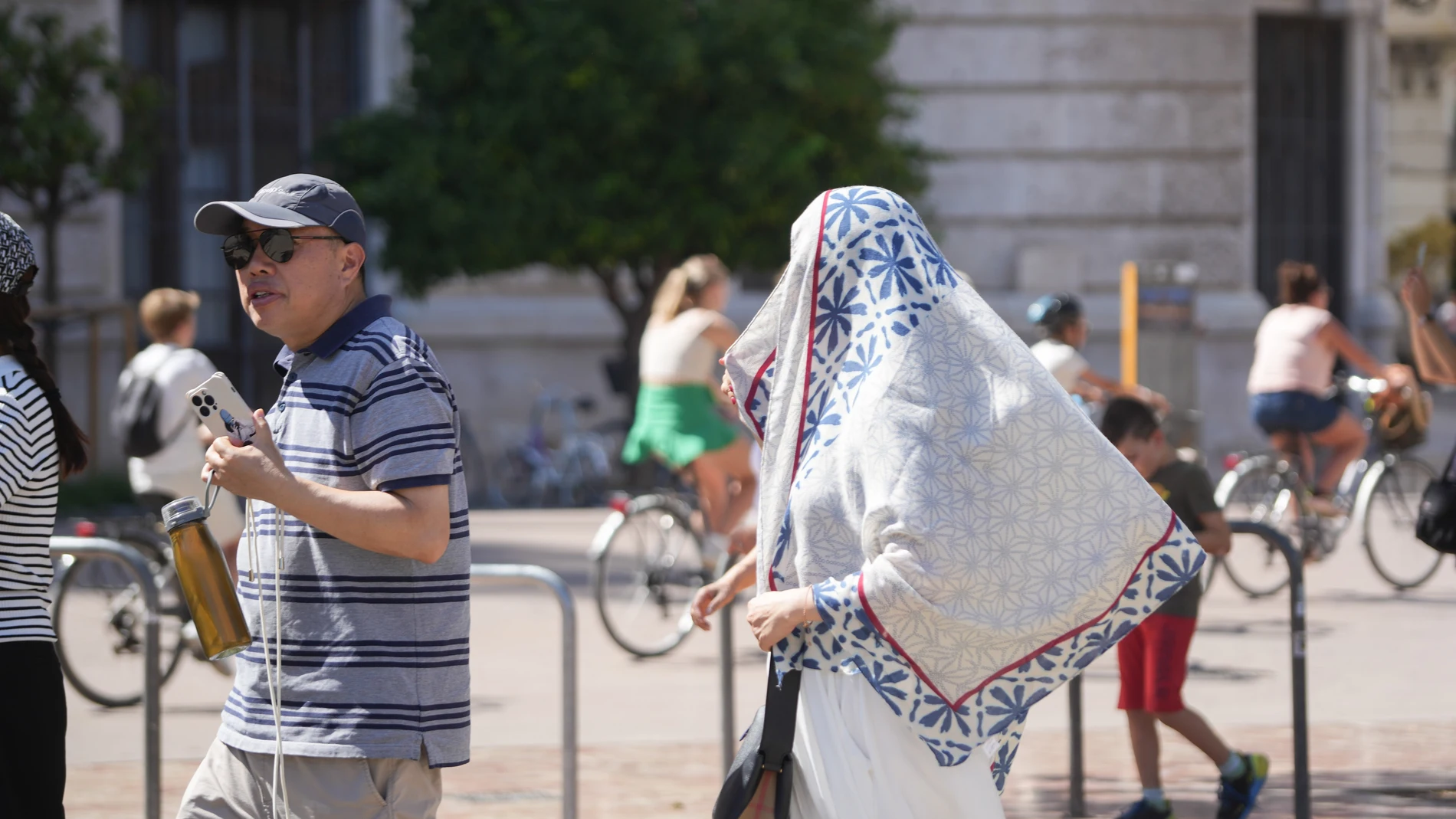 Dos personas caminan por la calle durante la cuarta ola de calor del verano, a 22 de agosto de 2023, en Valencia, Comunidad Valenciana (España). Valencia estará en alerta amarilla por temperaturas máximas durante la jornada de hoy, en plena cuarta ola de calor en España, según la Agencia Estatal de Meteorología (AEMET) que ha activado el aviso en el litoral norte de Valencia. El pronóstico meteorológico apunta a un panorama sin nubes en líneas generales. No habrá demasiados cambios con respec...
