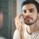 Hombre aplicando crema en el rostro 