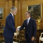 MADRID , 22/08/2023.-El rey Felipe VI recibe al líder del PP, Alberto Núñez Feijóo (d), en la última de sus siete entrevistas con dirigentes políticos antes de decidir qué candidato propondrá para que se someta en el Congreso a la investidura como presidente del Gobierno , este martes en el Palacio de la Zarzuela. EFE/ Sebastian Mariscal Martinez POOL