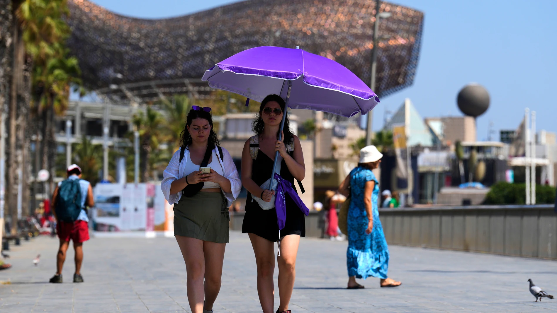 Dos turistas con una sombrilla