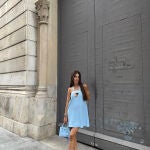 Violeta Mangriñán deja de lado la tendencia Barbiecore con este vestido mini de estilo 'lady' en celeste