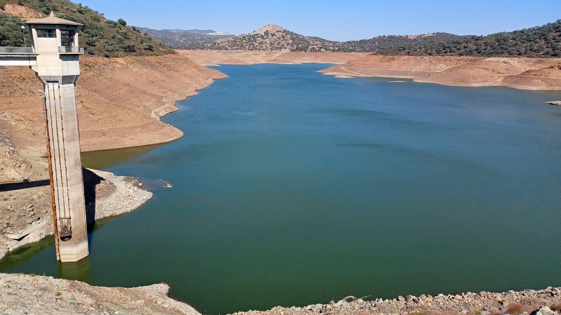 GRAFAND4536. HUELVA, 23/08/2023.- Vista del embalse de Zufre, el de mayor capacidad de la Rivera de Huelva, que se encuentra hoy al 11,1 % de su capacidad, con un volumen de agua embalsada de 19,39 hectómetros cúbicos. En Andalucía el agua embalsada continúa bajando este verano, lo que agrava la situación de sequía en la comunidad, ya que las reservas están al 21,7 por ciento, con un total de 2.409 hm3 de agua disponible de los 11.084 hm3 de capacidad. EFE/ Juan García Chicano 