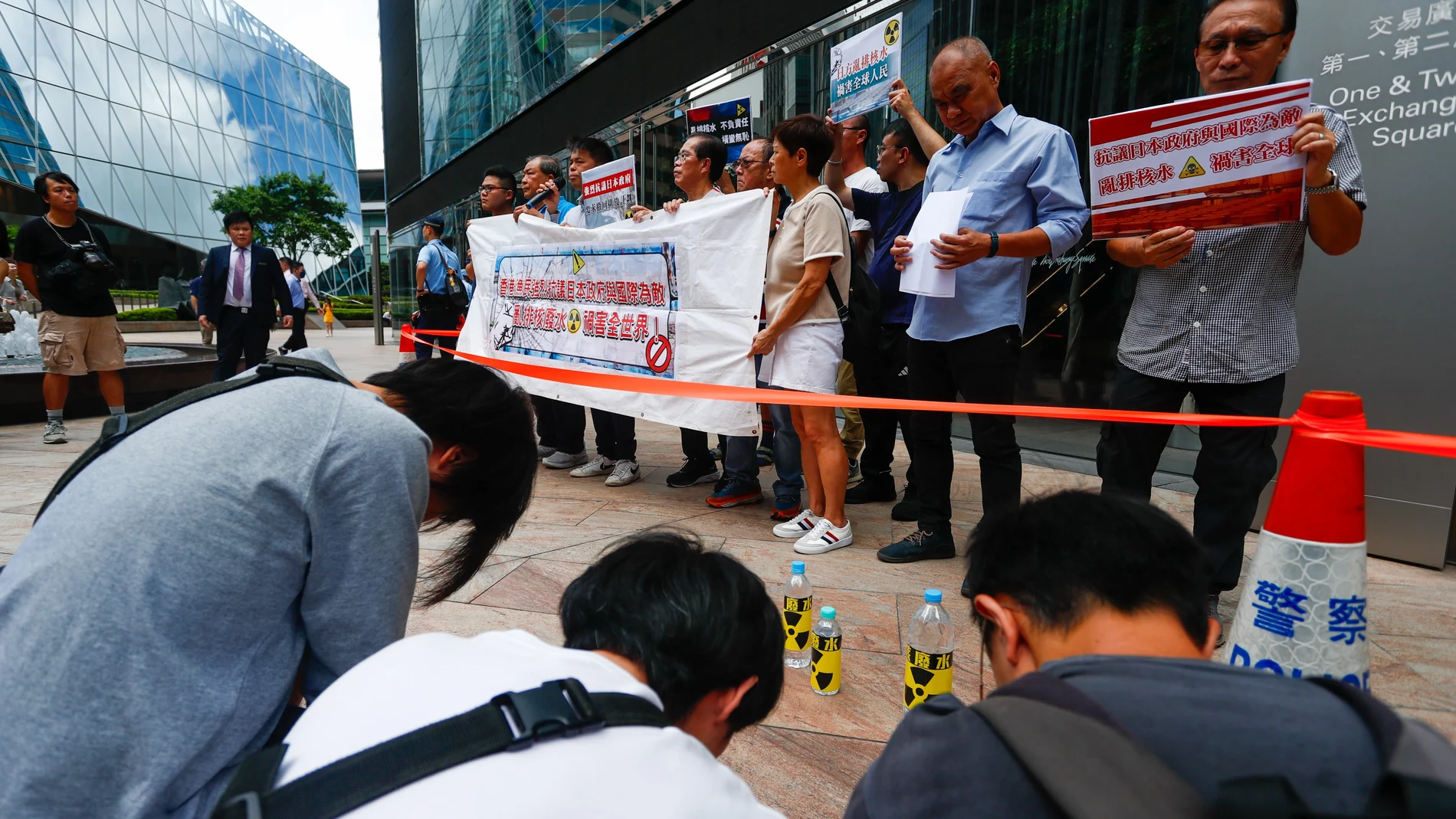 Varios pescadores protestan en Hong Kong por el vertido de Fukushima