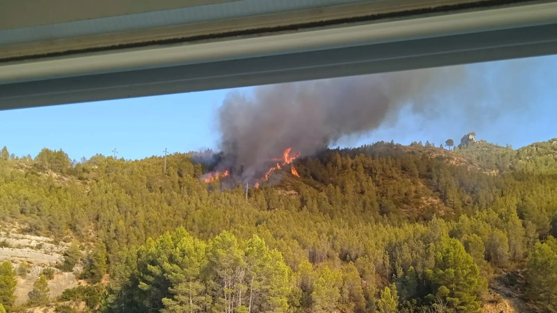Imagen del incendio declarado esta tarde en Cofrentes (Valencia)