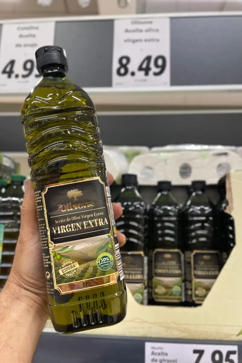 Precios de aceite. Imagen de botellas de aceite oliva y sus precios. © Jess G. Feria.