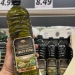 Precios de aceite. Imagen de botellas de aceite oliva y sus precios. © Jess G. Feria.