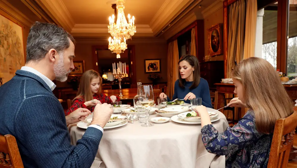 Los reyes Felipe y Letizia comiendo con sus hijas Leonor y Sofía en su casa