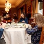 Los reyes Felipe y Letizia comiendo con sus hijas Leonor y Sofía en su casa
