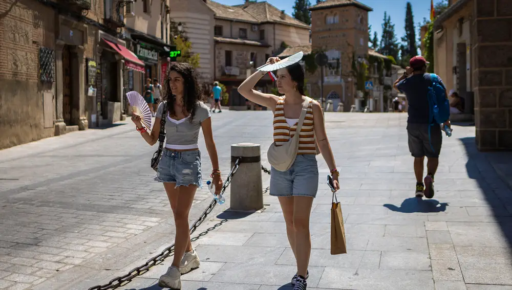 Varias personas caminan por las calles de Toledo durante un día caluroso