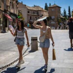 Varias personas caminan por las calles de Toledo durante un día caluroso