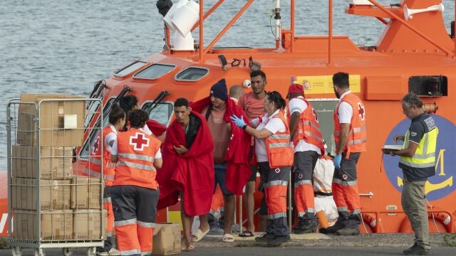 Salvamento Marítimo ha rescatado a 20 hombres de origen magrebí, que viajaban en una embarcación neumática en aguas cercanas a la costa del Charco del Palo, en el municipio de Haría, en Lanzarote.