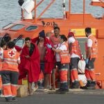 Salvamento Marítimo ha rescatado a 20 hombres de origen magrebí, que viajaban en una embarcación neumática en aguas cercanas a la costa del Charco del Palo, en el municipio de Haría, en Lanzarote.