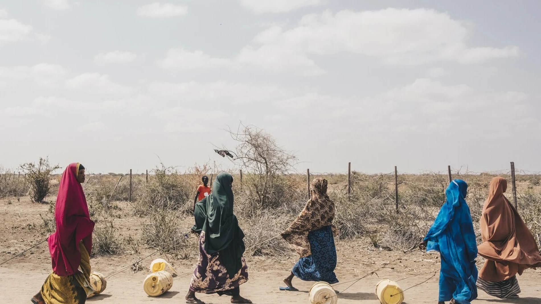 Varias mujeres regresan a casa después de proveerse de agua en Kenia OXFAM INTERMÓN (Foto de ARCHIVO) 25/02/2022