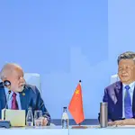 Brazilian President Luiz Inacio Lula da Silva (L) and Chinese President Xi Jinping attend the 15th BRICS Business Summit. 