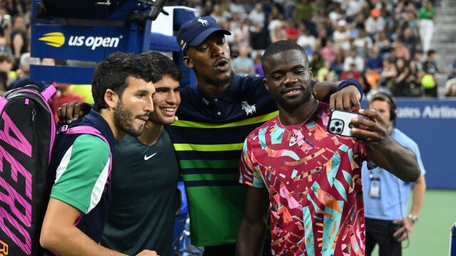 Alcaraz, con Sebastián Yatra, Jimmy Butler y Frances Tiafoe