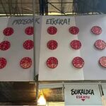  Relojes con el nombre de presos de ETA en la comparsa Txori Barrote, en las fiestas de Bilbao