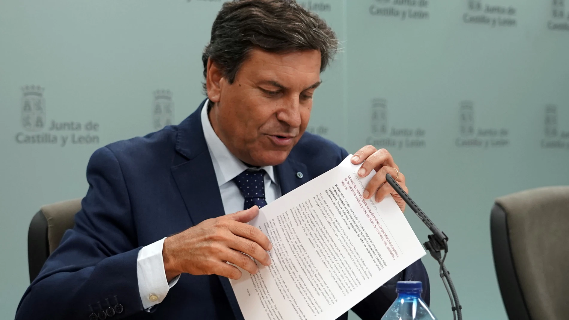 El portavoz de la Junta, Carlos Fernández Carriedo, explica los acuerdos del Consejo de Gobierno