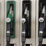  Surtidores en una estación de servicio de Madrid de la gasolina y el gasóleo que se encarecieron de media un 1 % en la última semana, lo que lleva al primer carburante a encadenar siete subidas consecutivas y a marcar su precio más alto en más de un año, coincidiendo con el final de la operación salida por el puente de agosto. 
