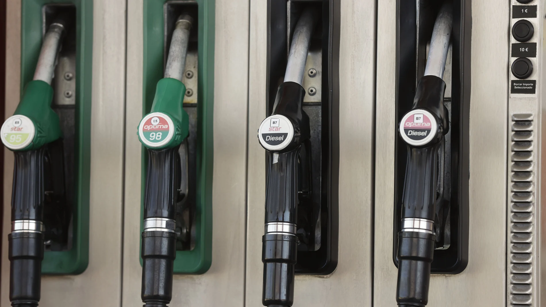Surtidores en una estación de servicio de Madrid de la gasolina y el gasóleo que se encarecieron de media un 1 % en la última semana, lo que lleva al primer carburante a encadenar siete subidas consecutivas y a marcar su precio más alto en más de un año, coincidiendo con el final de la operación salida por el puente de agosto.