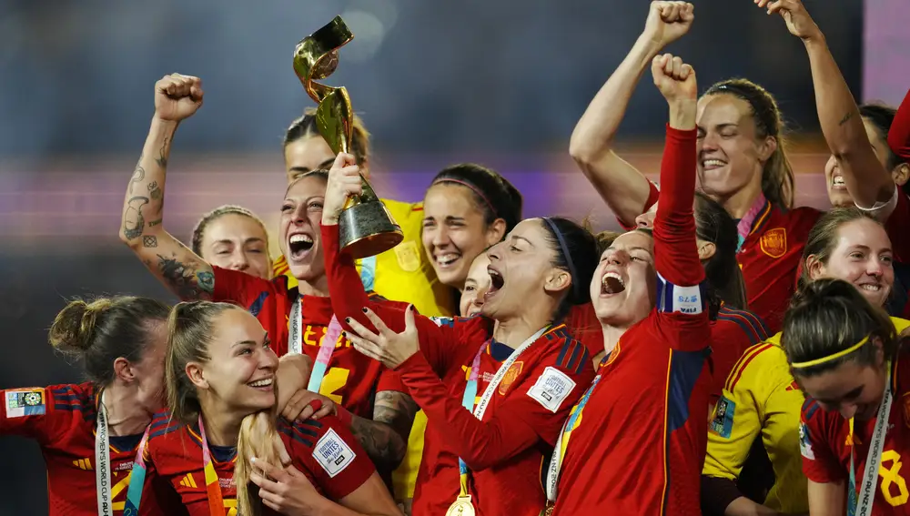 Spain's Esther Gonzalez holds the trophy celebrating at the end of the Women's World Cup soccer final between Spain and England at Stadium Australia in Sydney, Australia, Sunday, Aug. 20, 2023. Spain won 1-0. (AP Photo/Abbie Parr)