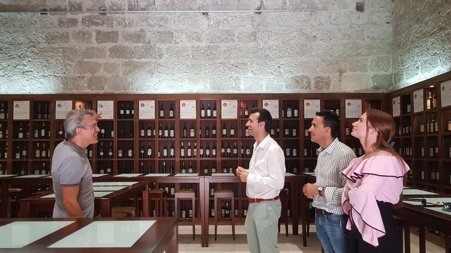 El diputado de Innovación Digital, Gobierno Abierto y Contratación, David Esteban, visita el Museo Provincial del Vino en Peñafiel 