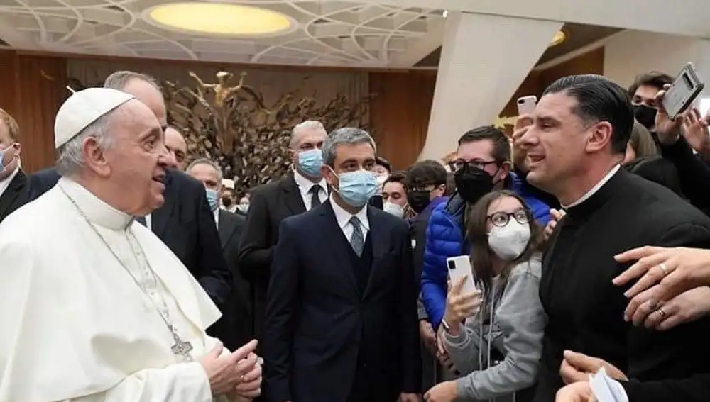 El sacerdote Rafael Capó con el Papa Francisco.