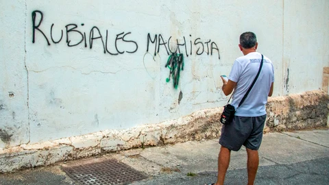Aparecen pintadas contra Rubiales en las inmediaciones del estadio de Motril